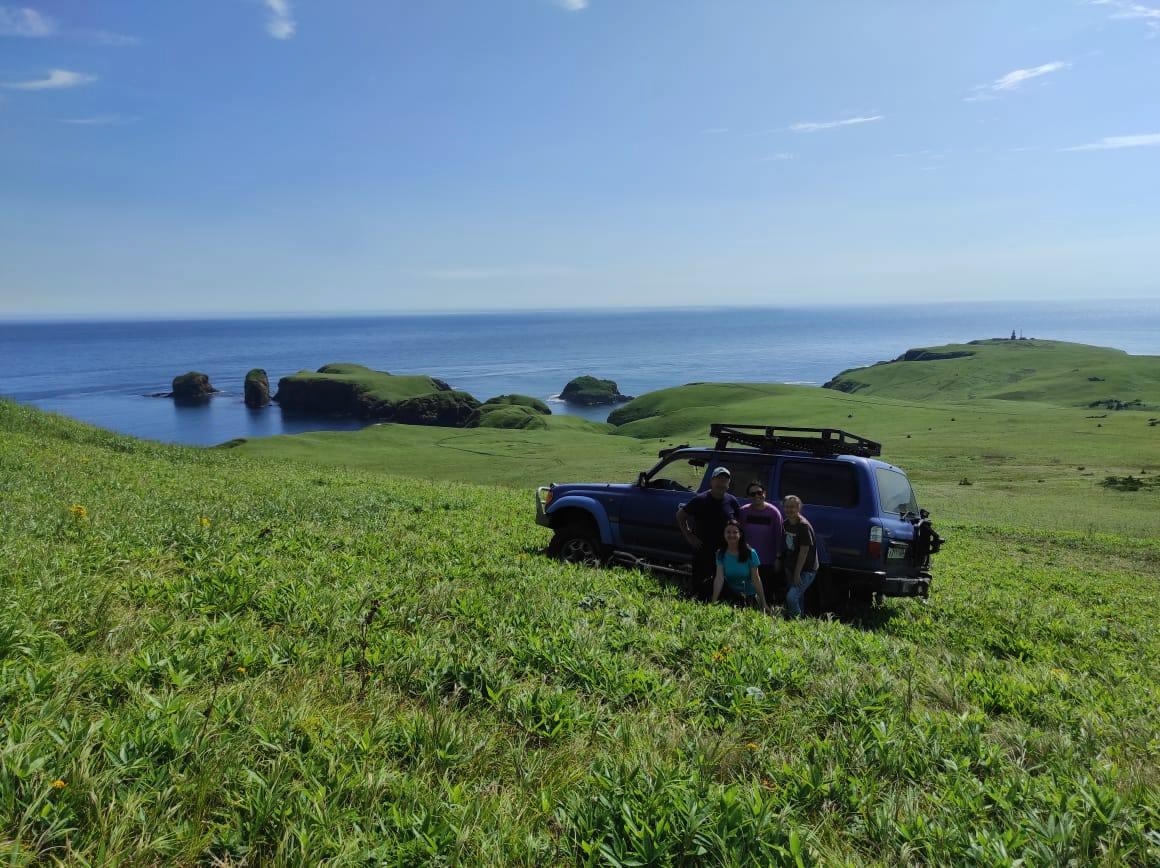 Спросите у человека,бывавшего на Курилах, был ли он на "Краю света" ? Если да, то уточните на Мысе "Край Света", что на Шикотане. Это крайняя юго-восточная точка России