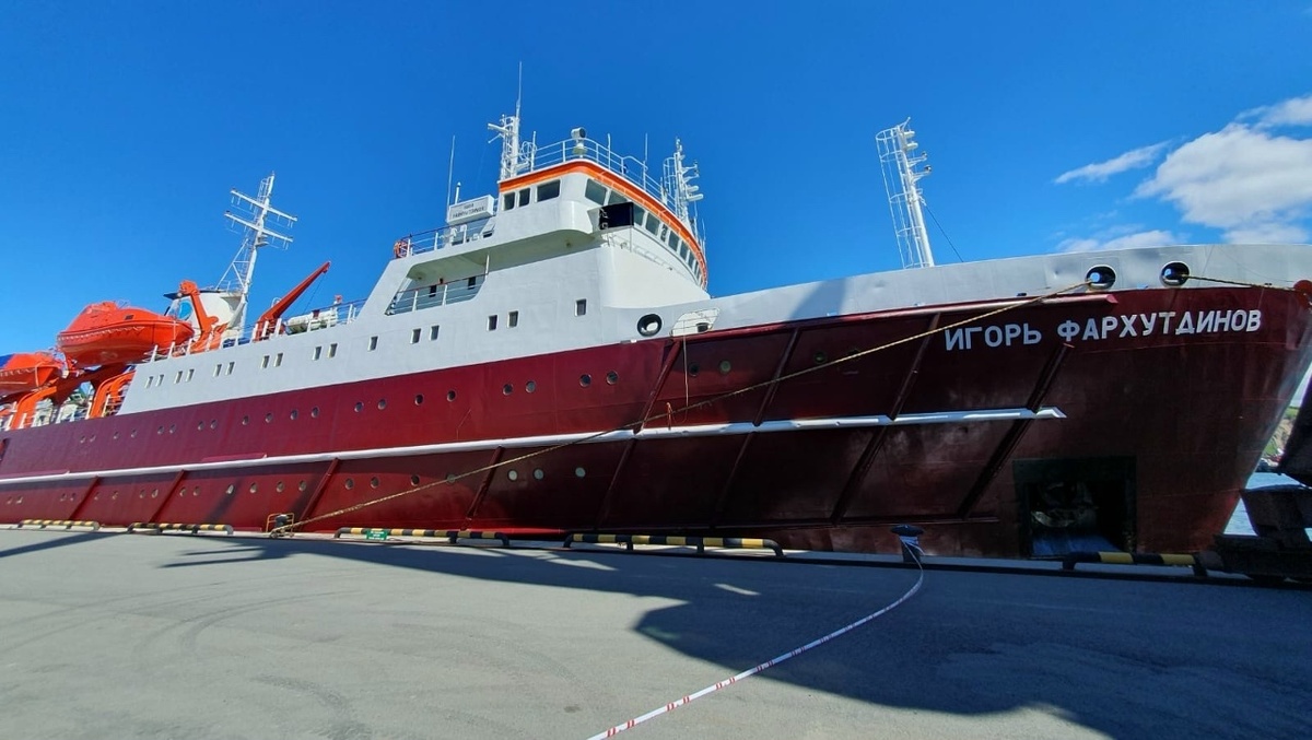 Такие три симпатичных теплохода с расписанием через 1-2 дня ходят между островами