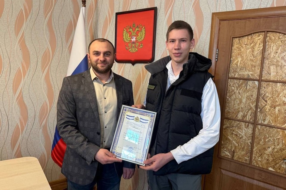    Владимир Сальдо (слева) передал благодарность волонтеру Фото: Движение Первых ХО