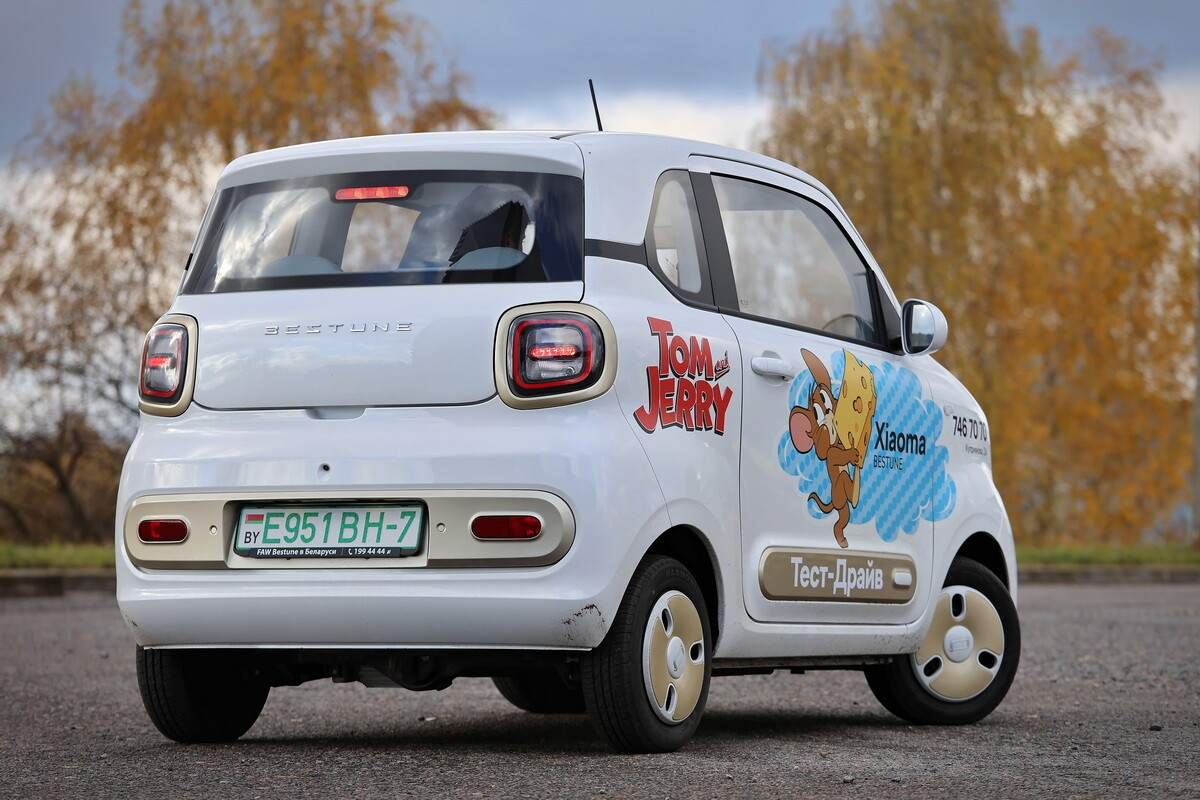 Дешевый кей-кар для города FAW Bestune Xiaoma – вид сзади