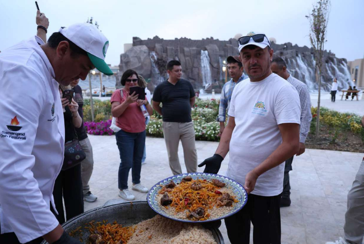    Особенность хорезмской кухни заключается в умеренном использовании специй, ограниченном применении животных жиров, при приготовлении блюд чаще используют хлопковое масло, разнообразие блюд из рыбы и кукурузы.