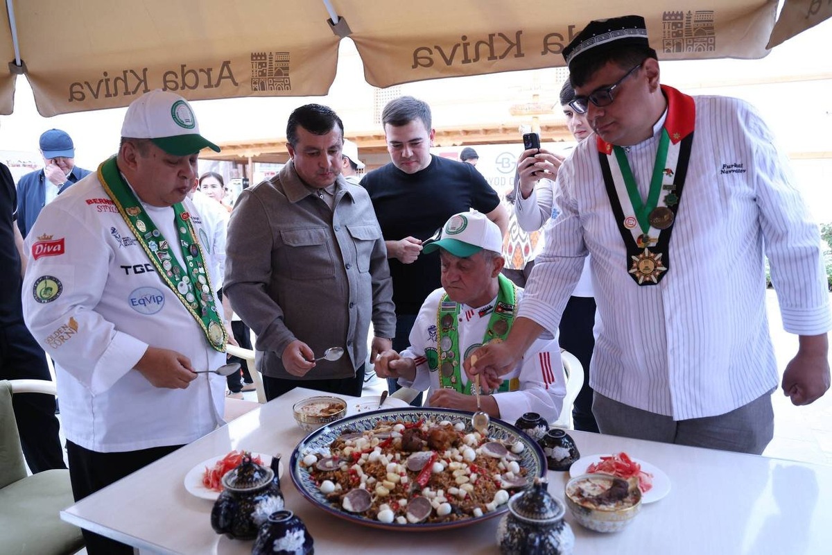    Жюри фестиваля – международные эксперты Ассоциации поваров: Альзабен Амжад Мустафа, Умаралиев Толибжон Кучкоралиевич и заместитель хокима Хорезмской области Ботир Озодович Саидов.