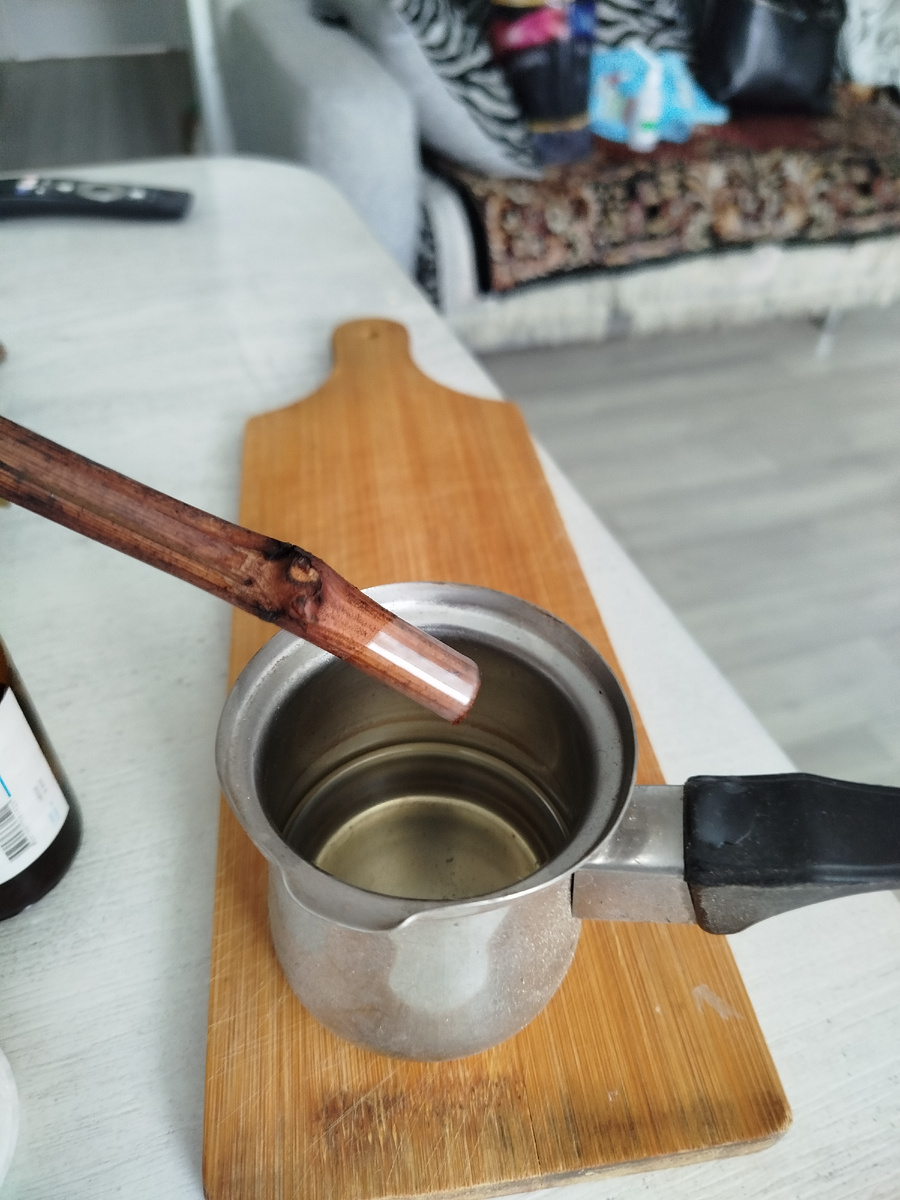 Вот такой парафиновый колпачок.