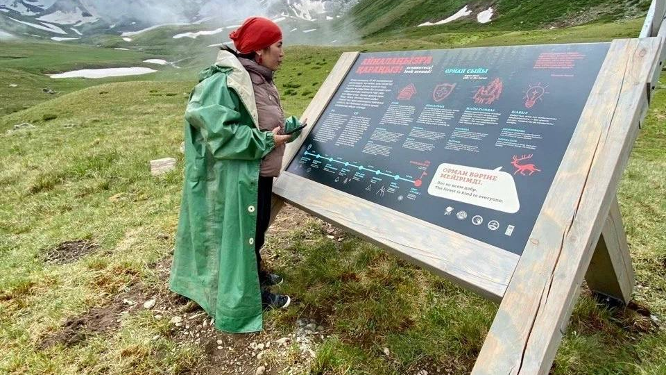 Как раскрыть голос трёх разных маршрутов, говорящих, к тому же, на другом языке?