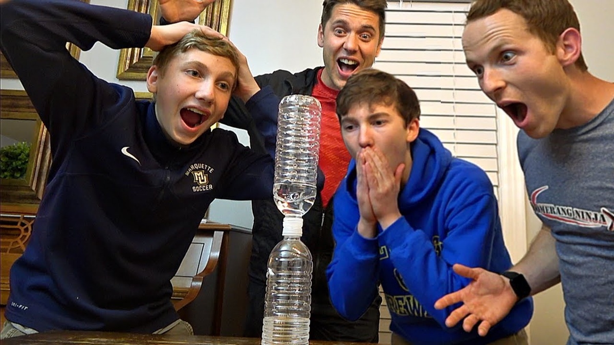В 2016 ловили покемонов, дэбали и соревновались в Water Bottle Flip Challenge