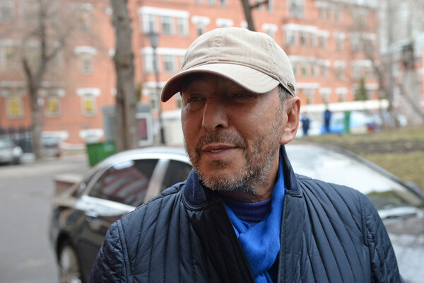 Умар Джабраилов у здания Тверского суда, где рассматривается уголовное дело по факту хулиганства в московской гостинице, 2017 год / Кирилл Каллиников/РИА Новости   📷