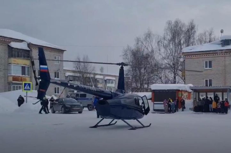    Спасенного туриста на вертолете доставили в больницу. Видео: отряд «ЛизаАлерт». Скриншот с видео