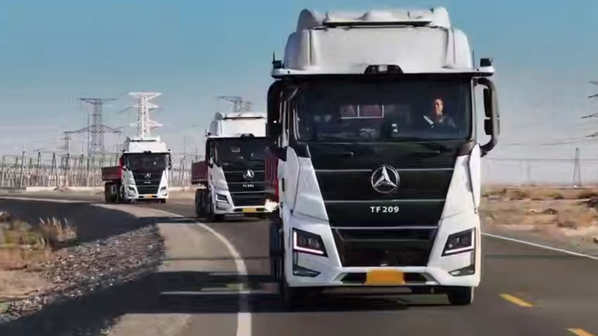 Беспилотники Китая уже на дорогах. Производитель тяжелой техники SANY вместе с Pony.ai готовится к серийному производству беспилотных грузовиков, работающих по схеме «1+2» и «1+4». Скриншот с видео "Один водитель - пять грузовиков" на Telegram-канале @mash_tech