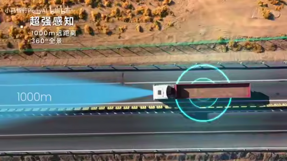 1. Комплекс датчиков и компьютерное зрение позволяет "видеть" впереди себя на 1000 метров и "чувствовать" вокруг себя на 360 градусов. Скриншот с видео "Один водитель - пять грузовиков", опубликованного на Telegram-канале @mash_tech