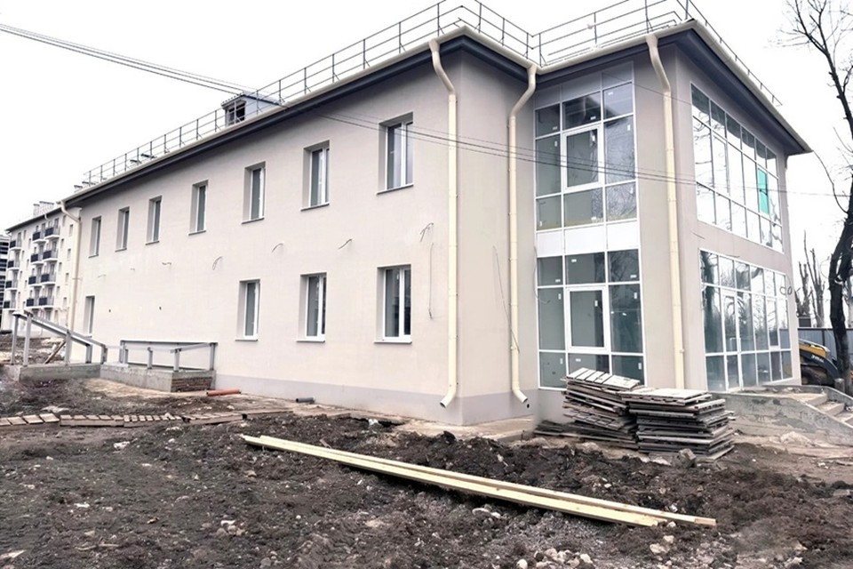    Во втором корпусе ДК «Строителей» в Мариуполе провели устройство новой кровли. Фото: Единый заказчик