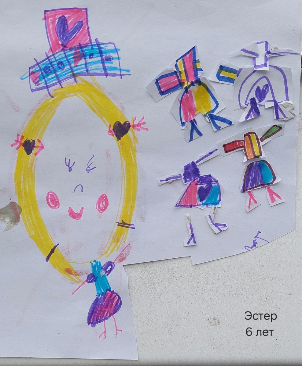 Я нашла в сети красивый шаблон бумажной куклы с одеждой. В этот самый момент Эс сидела на полу, вырезала и клеила тоже самое. Было сильно.