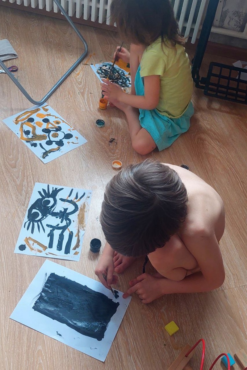 Дети много творят. Всё, что я планировала им показать, они давно придумали и сделали (в этом месте учитель рисования, который я, роняет скупую слезу).