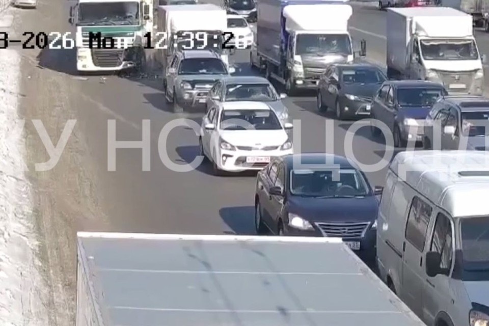    Водитель грузовика не рассчитал маневр и врезался в легковой автомобиль. Фото: стоп-кадр из видео пресс-службы ГКУ НСО ЦОДД.