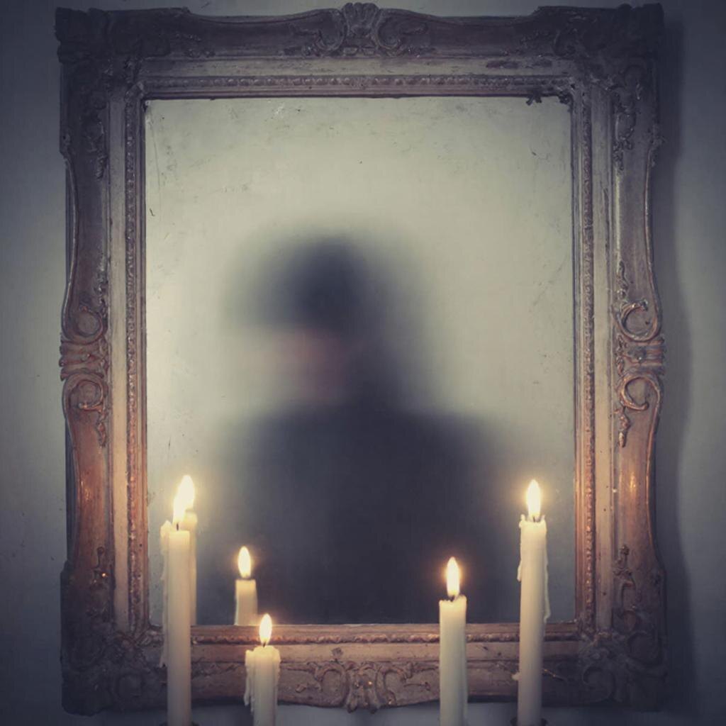 Двойка — вечный выбор между светом и тенью. Кого вы впускаете в своё отражение? 👇