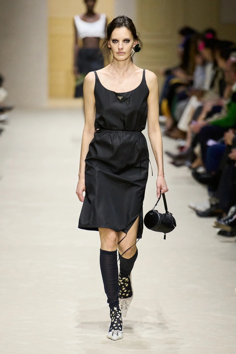    Небрежность и жидкие драгметаллы: Неделя моды в Милане осень-зима 2026 в макро- и микротрендах (фото 2)