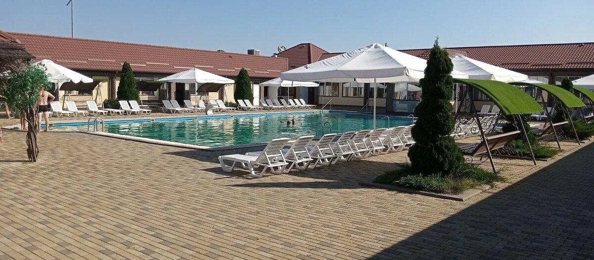 Один из самых популярных комплексов, куда едут именно за ощущением отдыха, а не просто «поставить галочку». Здесь большая ухоженная территория и несколько открытых бассейнов с термальной водой температурой примерно 36-40 градусов – вода мягкая, приятно обволакивающая, в ней легко зависнуть надолго, особенно в прохладную погоду. Бассейны разной глубины, есть зоны с гидромассажем и струями, которые хорошо расслабляют после дороги или активного дня.