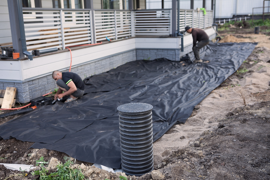 Настил геотекстиля и монтаж ливневки