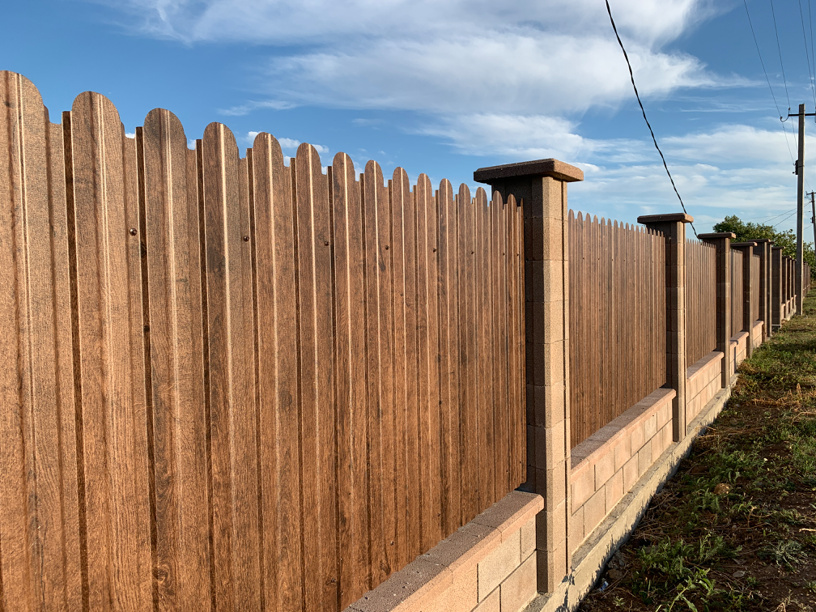 Забор с колоннами из камня с отмосткой