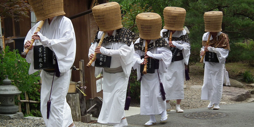 Зачем «монахи пустоты» скрывают свои лица и другие интересные факты