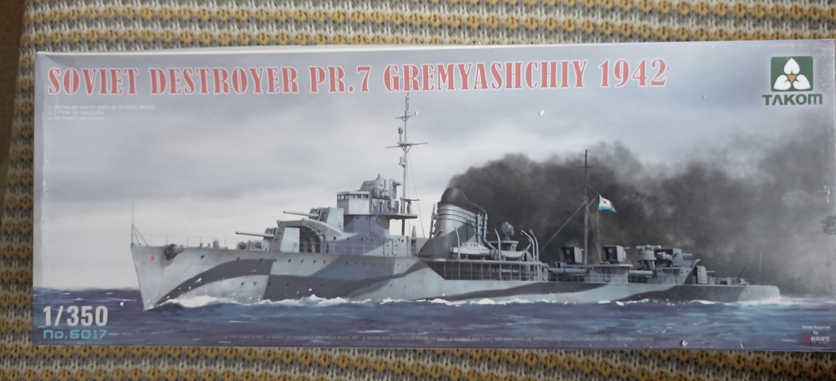 Коробка пришла из Китая упакованная в пенопластовый бокс и закрученная стрейчем и скотчем. Без видимых повреждений, внутри , детали все в полном порядке.Длинна коробки с моделью 40 см