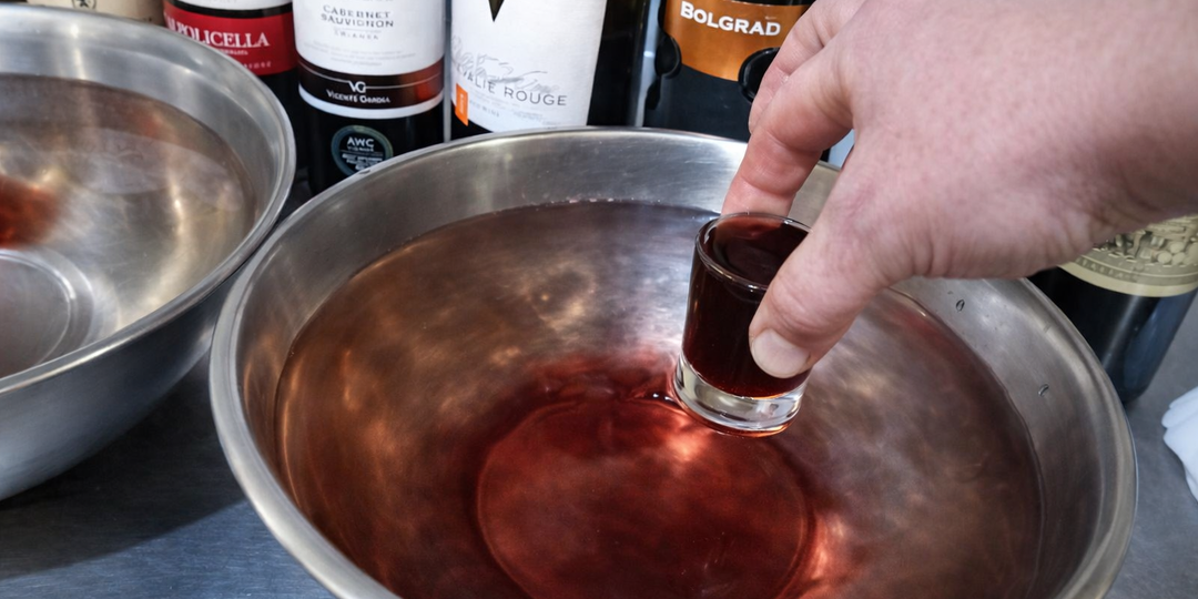 Миф о «порошковом вине»: бросаем стопку в тазик с водой. Проверяем знаменитый народный лайфхак