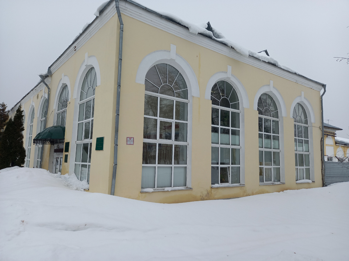 Центральная библиотека находится в помещении исторического торгового комплекса "Мытный двор", построенного в 1831-1832 годах. Фото автора.