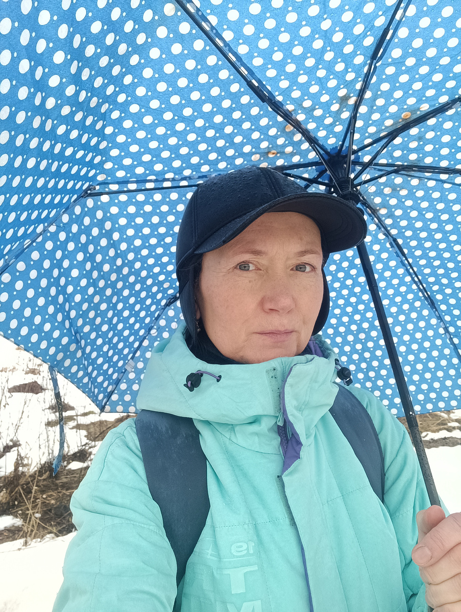 Так странно под зонтом на фоне снега