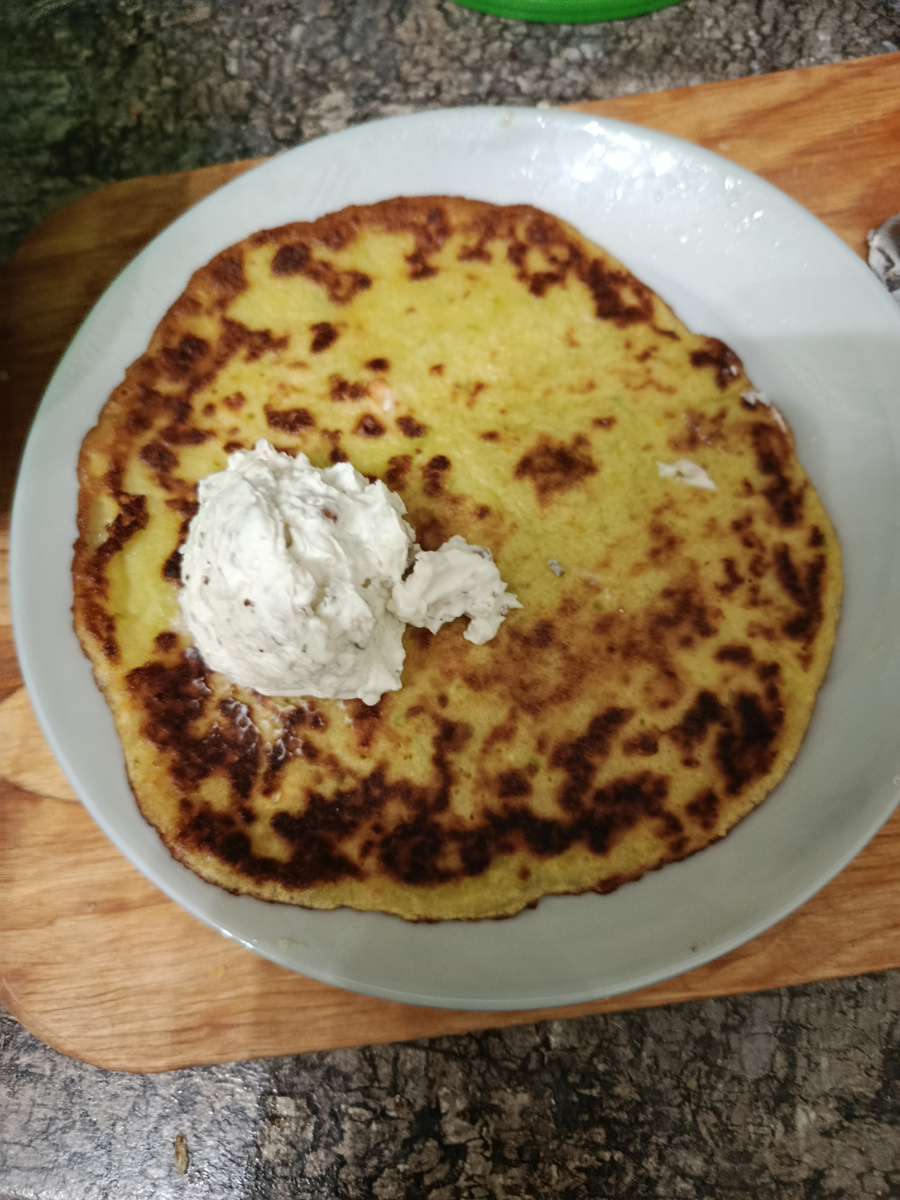 Распределяем начинку тонким слоем 