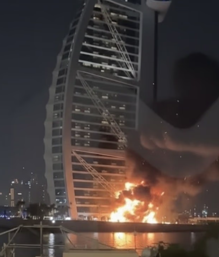 Дубай в наши дни Источник https://static.standard.co.uk/2026/03/01/10/47/Burj-al-Arab.png?width=1200&amp;auto=webp&amp;quality=75&amp;crop=5:3,smart