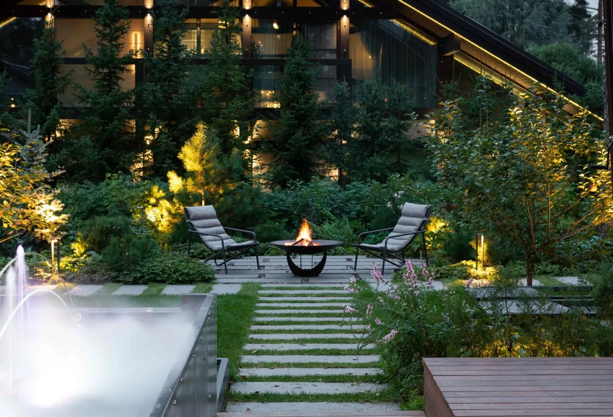 Команда DEREVO PARK реализовала проект на компактном участке площадью 20 соток в Ленинградской области в 2024 году. Вместо стандартных заборов границы с соседними участками обозначены живыми зелёными изгородями. Такое решение создало естественный природный фон и усилило целостность ландшафта.