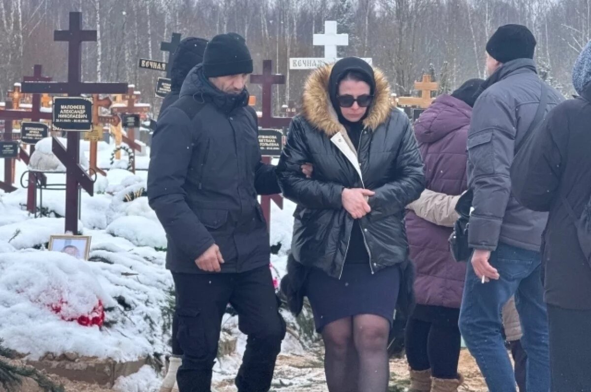    Родители Паши во время его похорон.