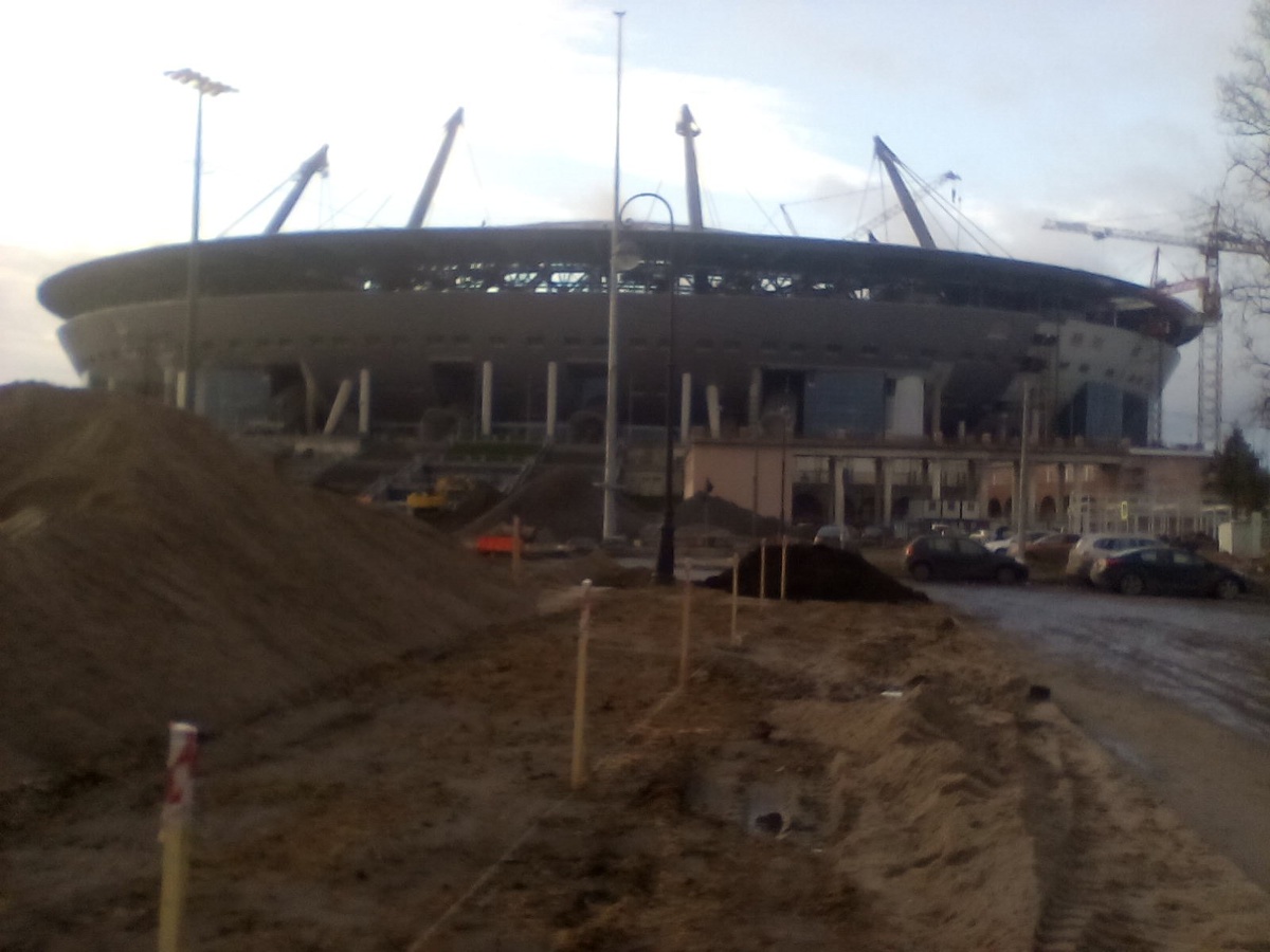 Зенит Арена , разбивка посадки аллеи деревьев .