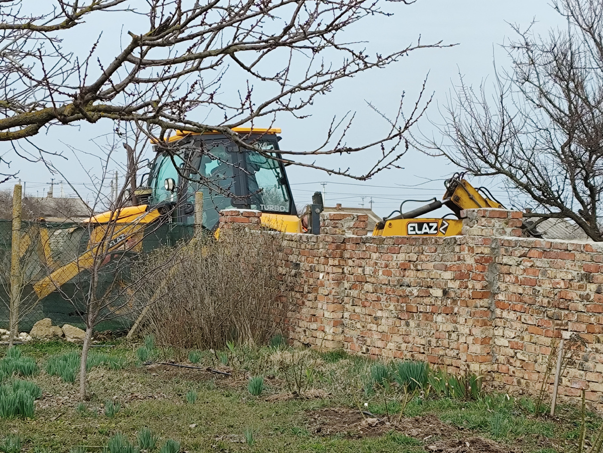 Страшная техника у забора