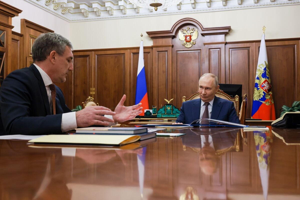    Президент РФ Владимир Путин и губернатор Амурской области Василий Орлов (справа налево) во время встречи в Кремле / Источник: © Гавриил Григоров/пресс-служба президента РФ/ТАСС