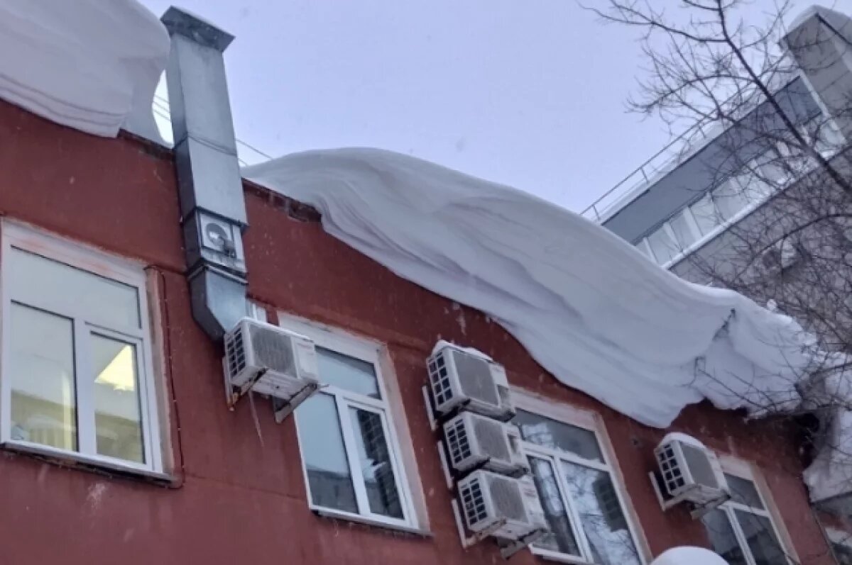    В Кировской области под рухнувшей с крыши глыбой снега погибла пенсионерка