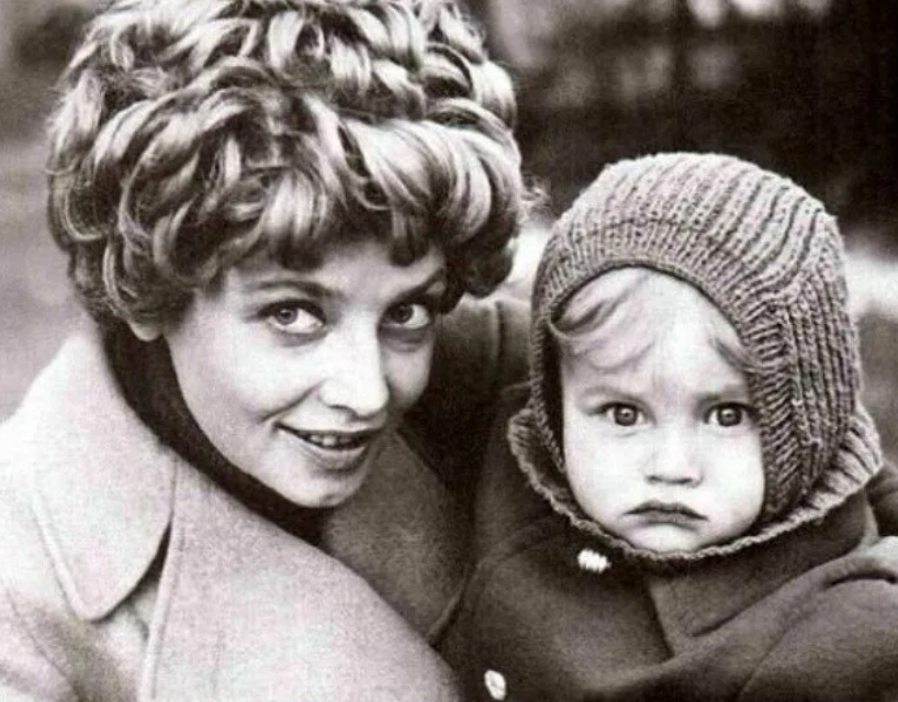 Не пошли по стопам родителей: кем стали дети известных советских актеров