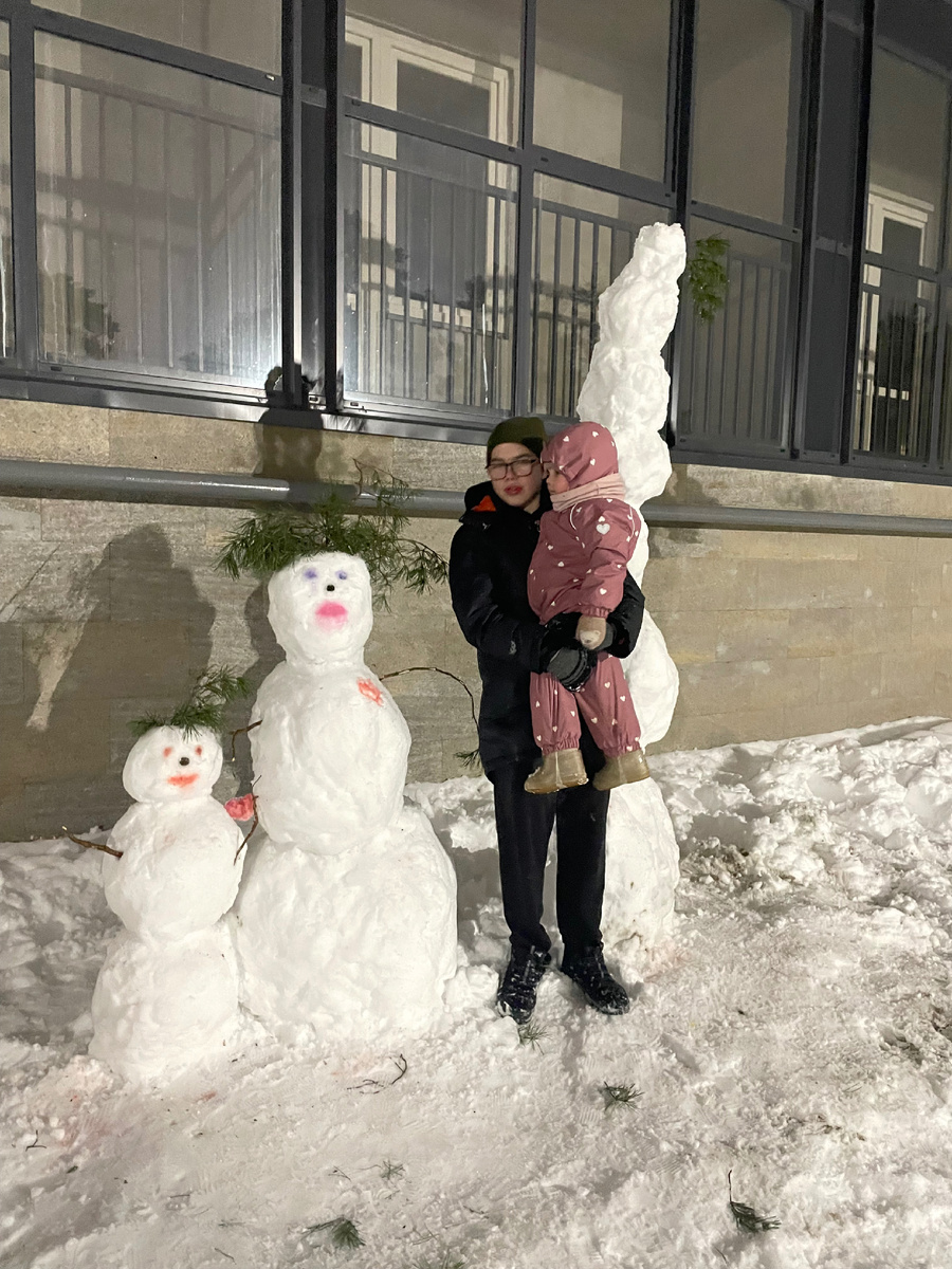 Маша, я и самовыражение сына-снежная СнегоБашня. Локация - наш новый дом была выбрана не случайно)