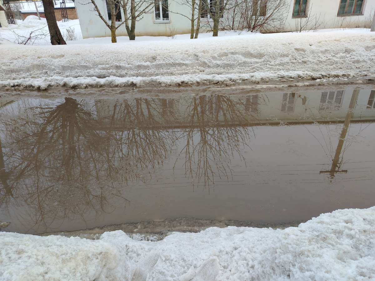 Глубины выше щиколотки. Это как раз возле Первого дома. 