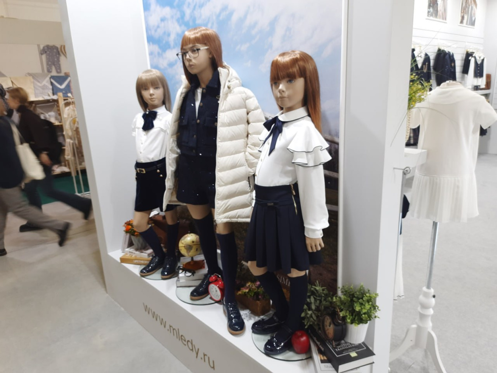 Это тоже школьная форма, но в современном стиле. Фото: Валерий Чумаков