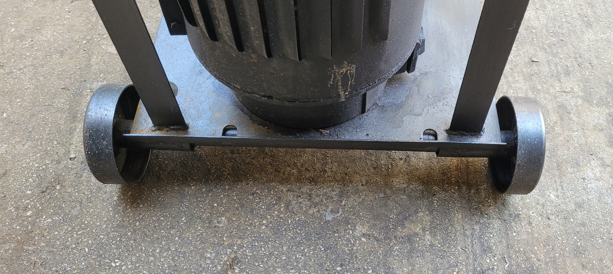 Прикрепил колёса, для удобства перемещения 