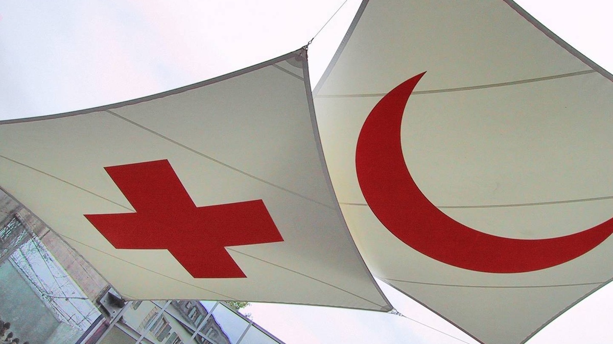     Красный крест и красный полумесяц   
(сс) Julius.kusuma