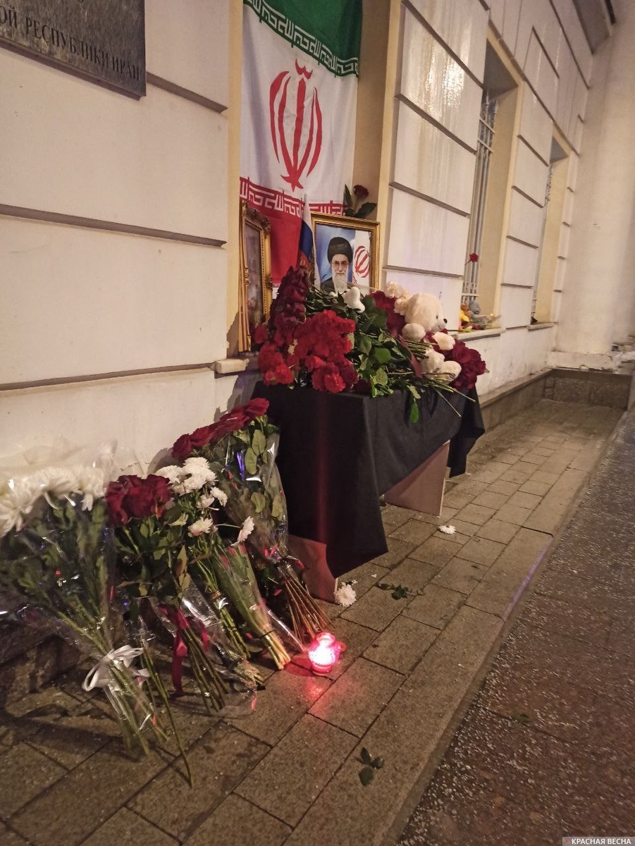     Цветы у Иранского посольства в Москве   
(с) ИА Красная Весна