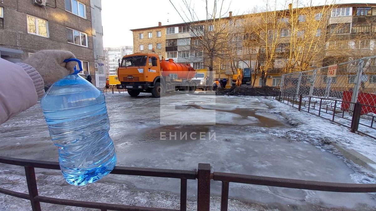     В двух районах Красноярска отключили холодную воду из-за аварии на трубопроводе