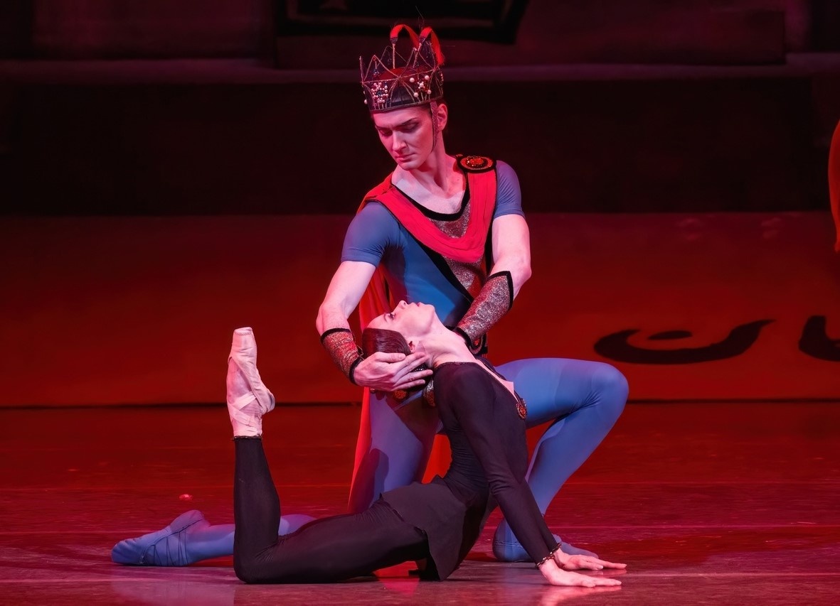 Ферхад - Владислав Лантратов, Мехмене Бану - Екатерина Крысанова. Фото Михаила Логвинова