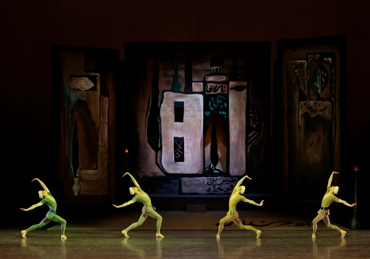 Сцена из спектакля. Фото Дамира Юсупова