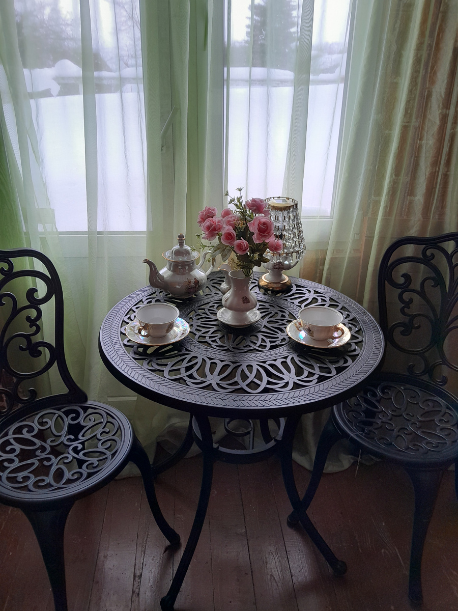 Плафон лампы заменила на хрустальный. К лампе приехала  вазочка с пепельницей в виде блюдца! Потом захотелось прикупить чайник, молочник и две чайные пары. Всё в одном стиле.