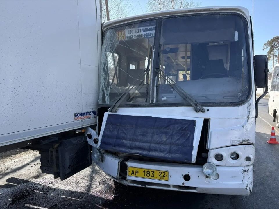    ДТП на Змеиногорском тракте. Источник: t.me/mcu_barnaul