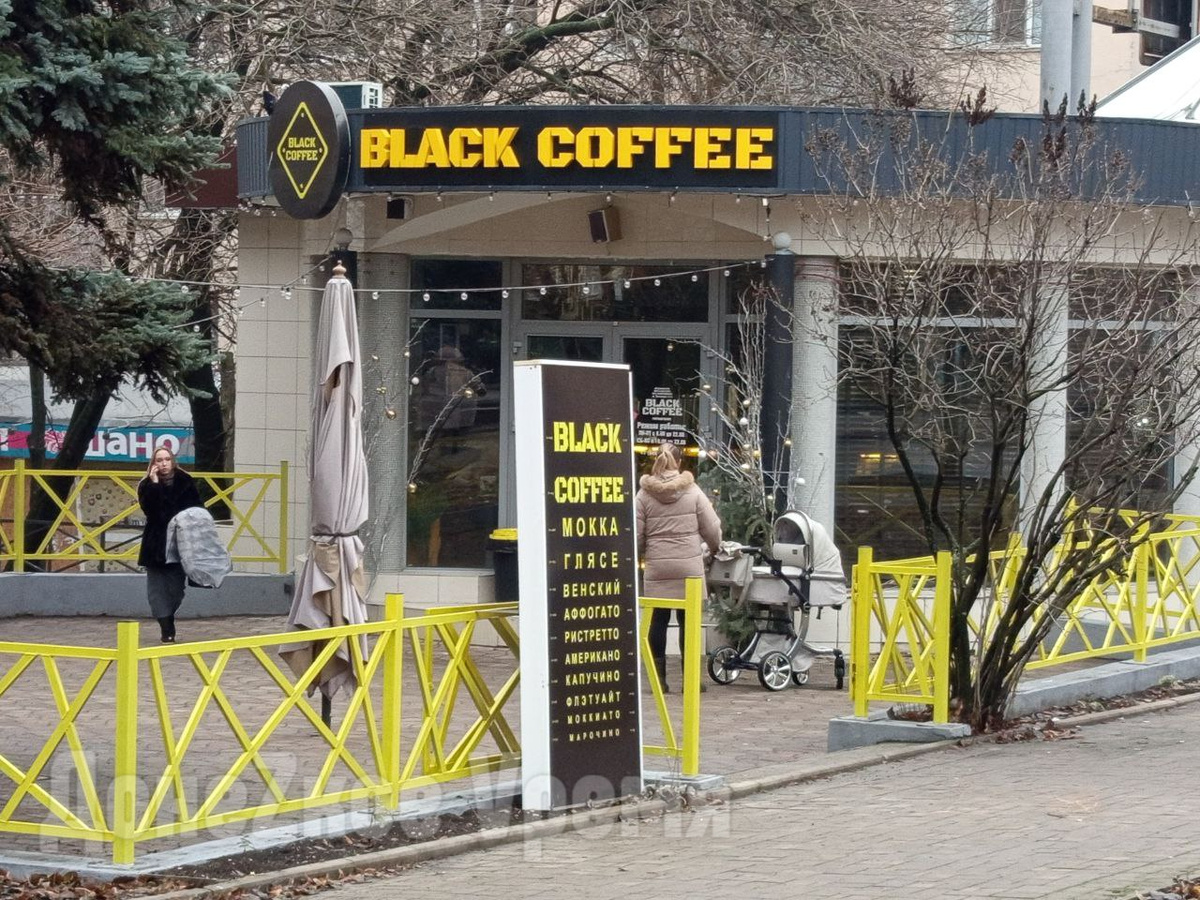 Вывески в центре Донецка в феврале 2025 года / Фото: Давид Худжец