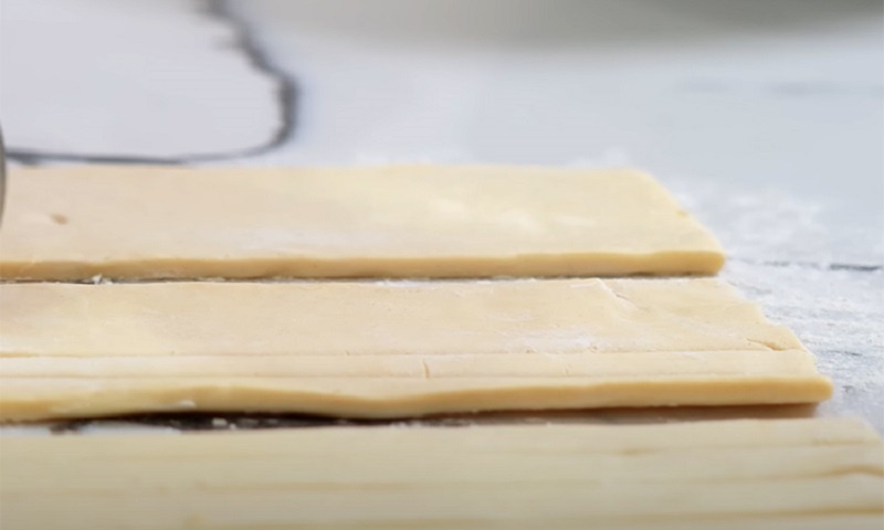 Невероятно нежный «Наполеон» без лишних хлопот: быстрый рецепт легендарного торта 