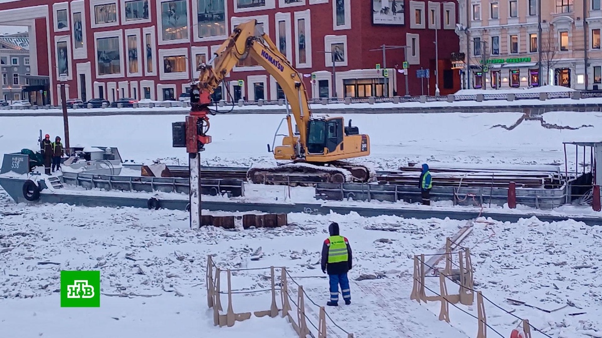    На Болотной набережной в Москве начали строить пешеходный мост
